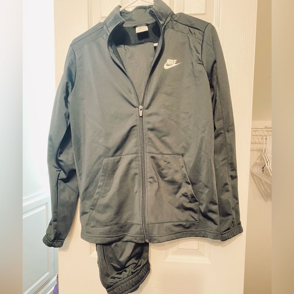 Nike Sweatsuit. Black and White size boys XL.